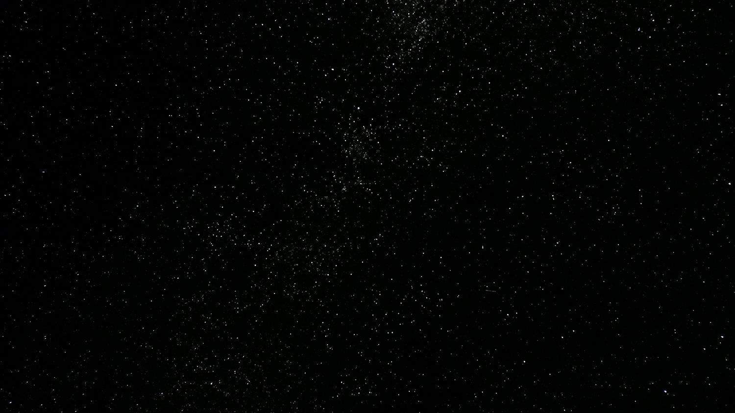 Vista della volta stellata fotografata dal tavolo esterno della casera Nischiuarch