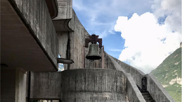 La vecchia campana della chiesa di Longarone, oggi collocata nella "gerla" della chiesa di Santa Maria Immacolata, ricostruita nel 1975.
