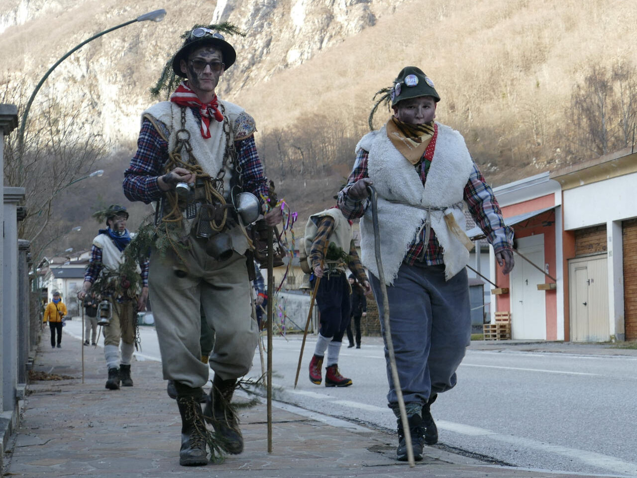 I Maskars di Timau lungo la strada statale