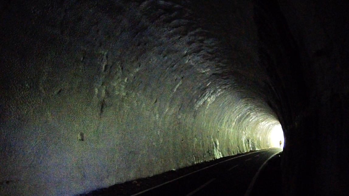 Una delle gallerie della vecchia linea ferroviaria, oggi ciclovia Alpe Adria - frame dal video di Claudio Parrino - courtesy Continuo