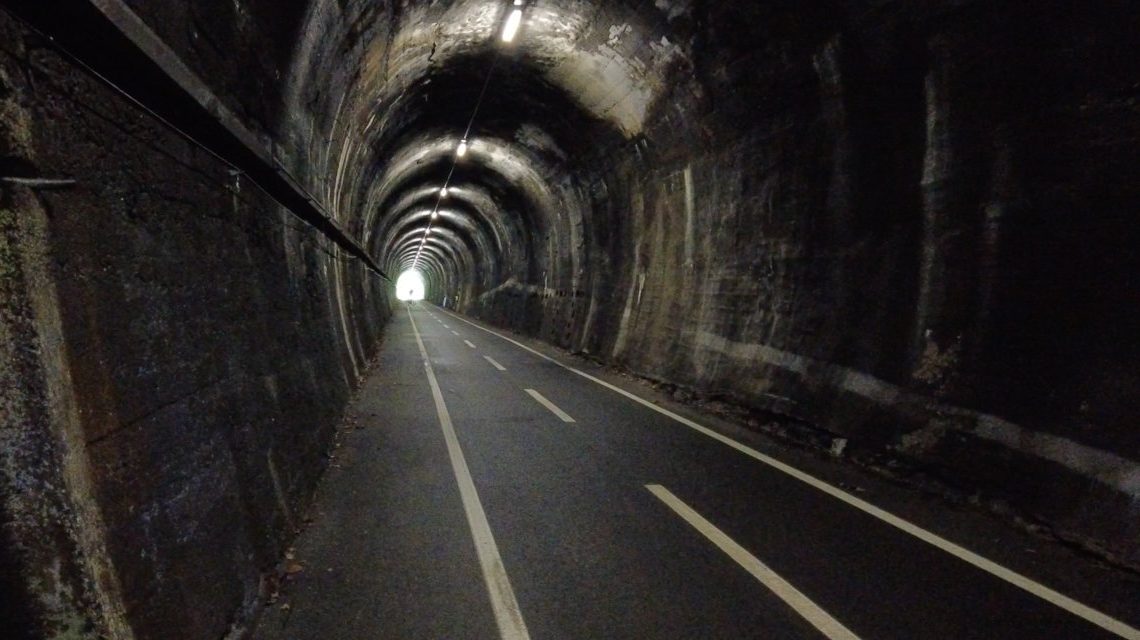 Una delle gallerie della vecchia linea ferroviaria, oggi ciclovia Alpe Adria - frame dal video di Claudio Parrino - courtesy Continuo