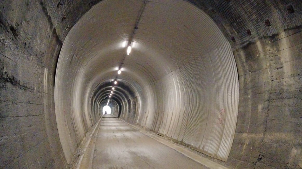 Una delle gallerie della vecchia linea ferroviaria, oggi ciclovia Alpe Adria - frame dal video di Claudio Parrino - courtesy Continuo
