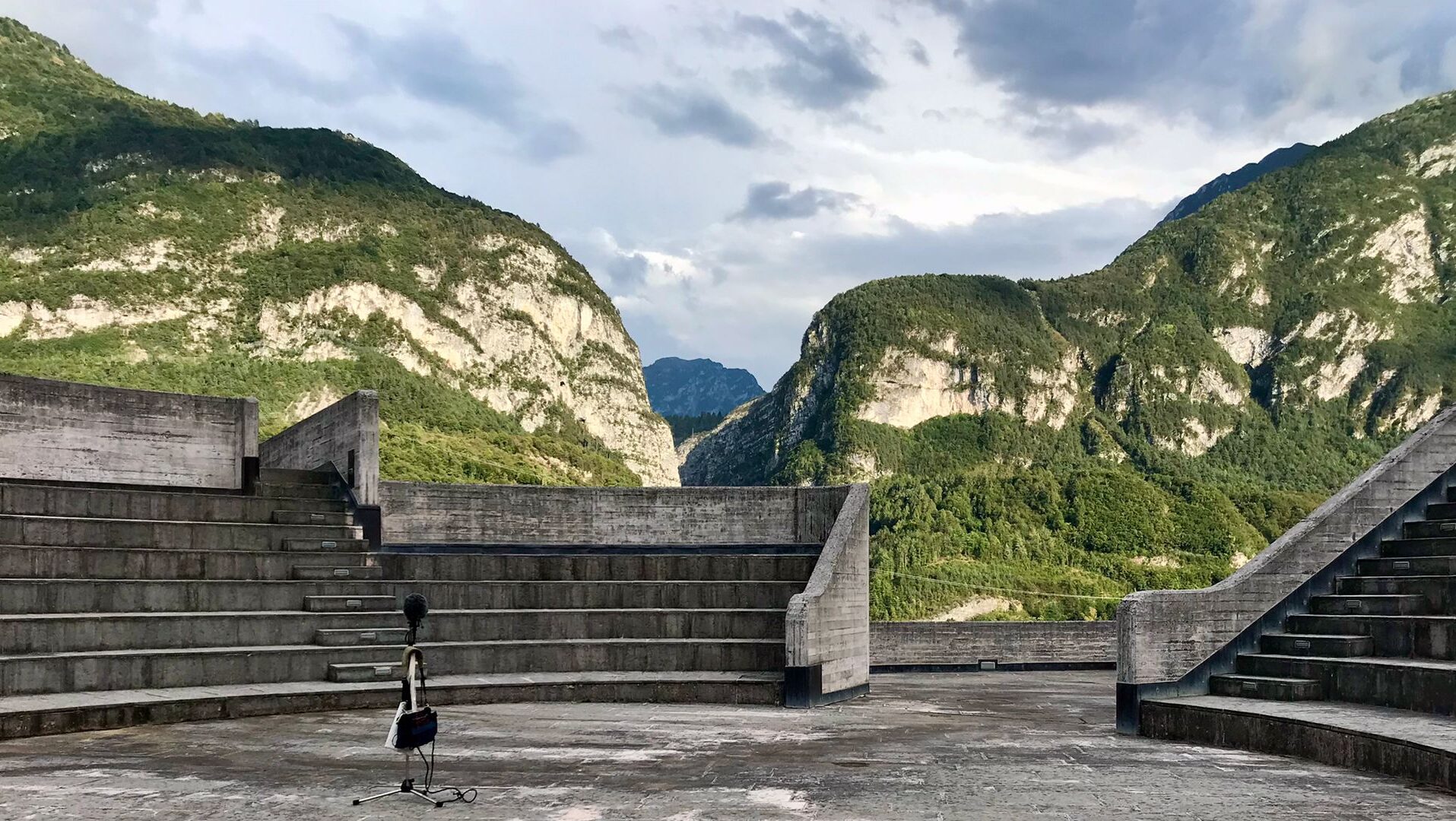 Anfiteatro scoperto della chiesa di Longarone, vista verso la diga del Vajont