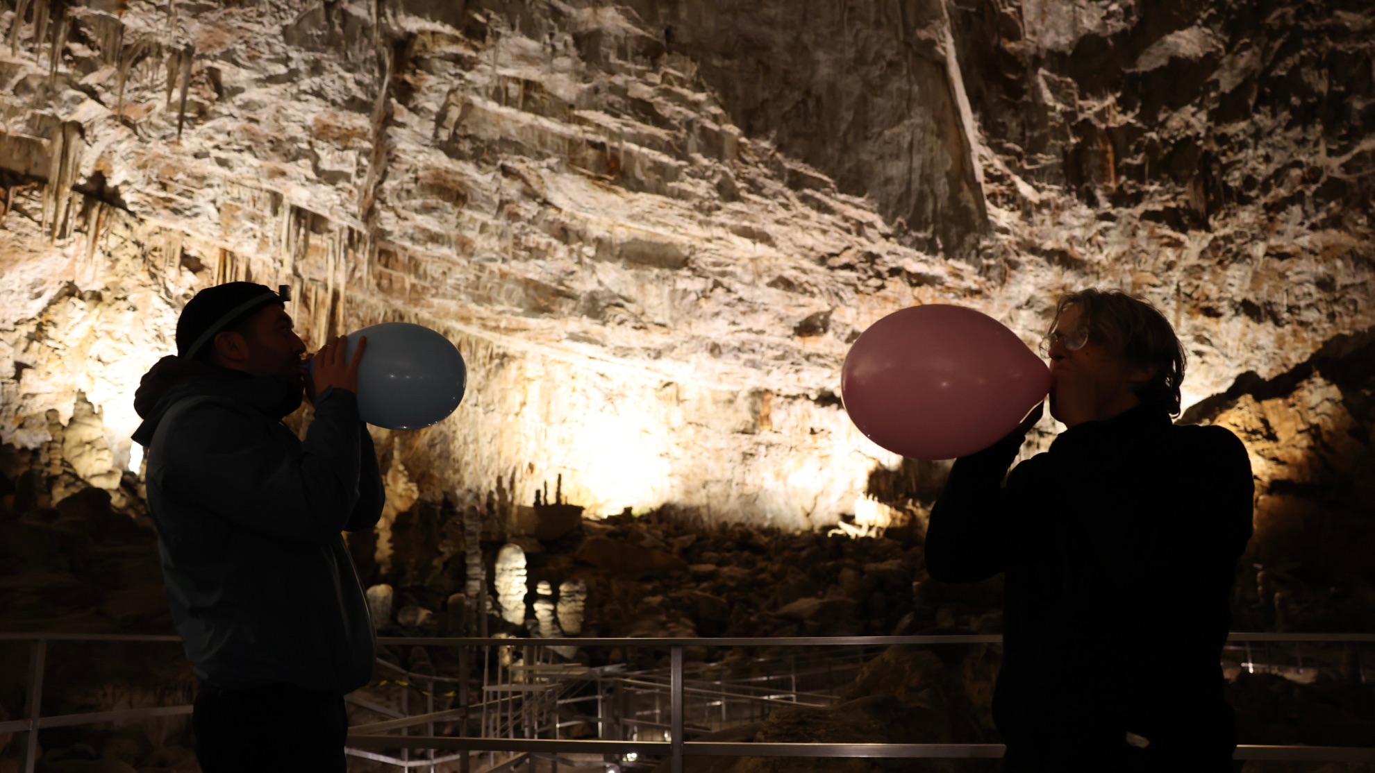 Topofonie.it - La Grotta Gigante - test di risposta all'impulso con palloncino - foto di Lara Carrer