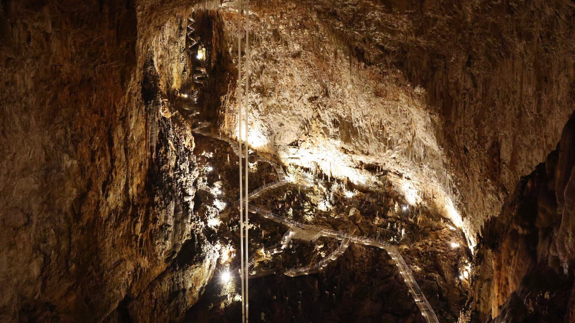 Topofonie.it - La Grotta Gigante, vista della discesa con i pendoli geodetici - foto di Lara Carrer