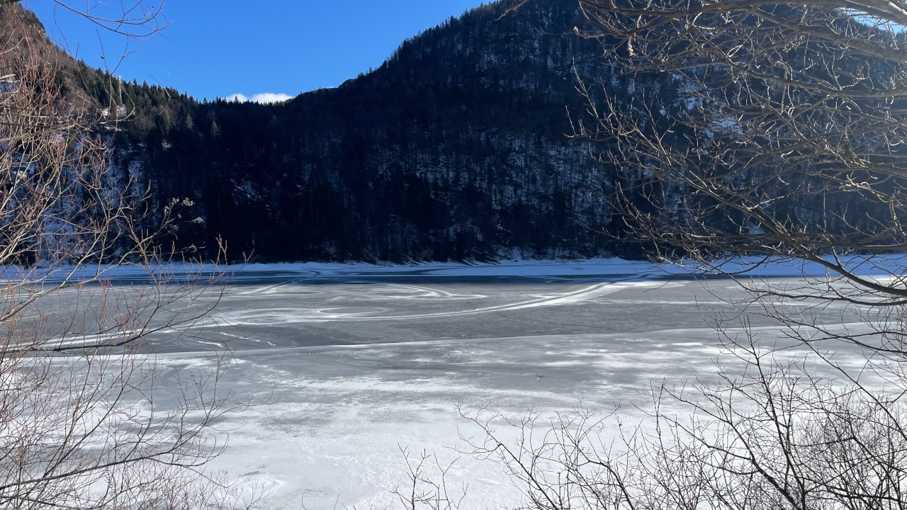 topofonie.it - il lago ghiacciato di Raibl - punto di ascolto dalla strada - foto Continuo